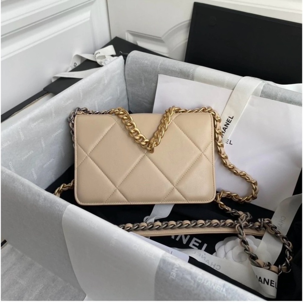 ❌SOLD❌Chanel 19 WOC Cream Quilted Women's Bag - Picture 2 of 7